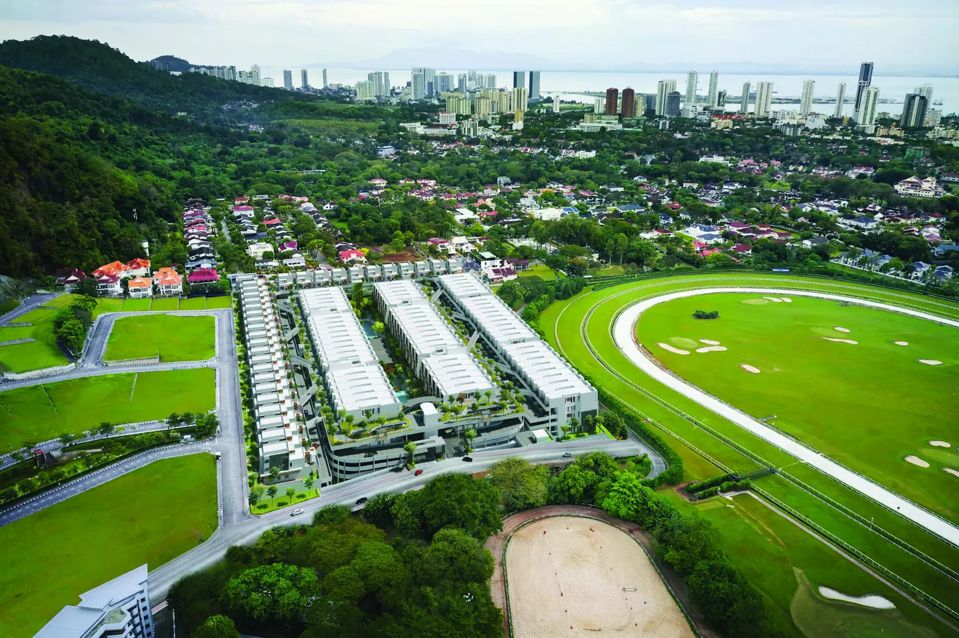 Ilustrasi udara Jesselton Courtyard di samping Penang Turf Club dengan Penang Hill dan George Town di belakangnya