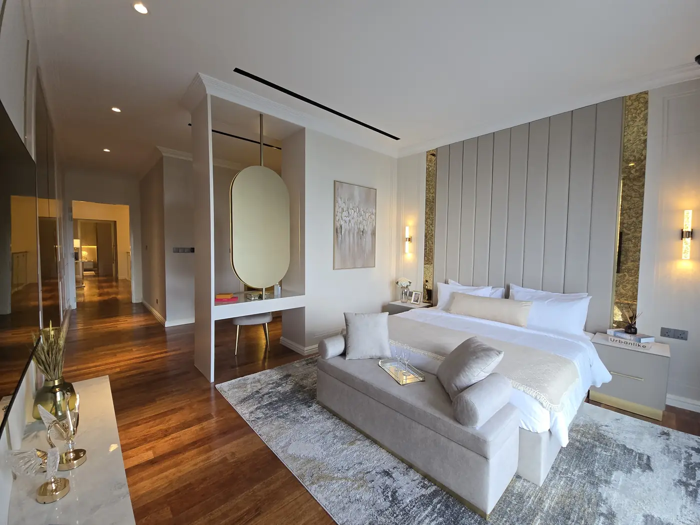 Kamar tidur utama dengan headboard tinggi dan lantai kayu